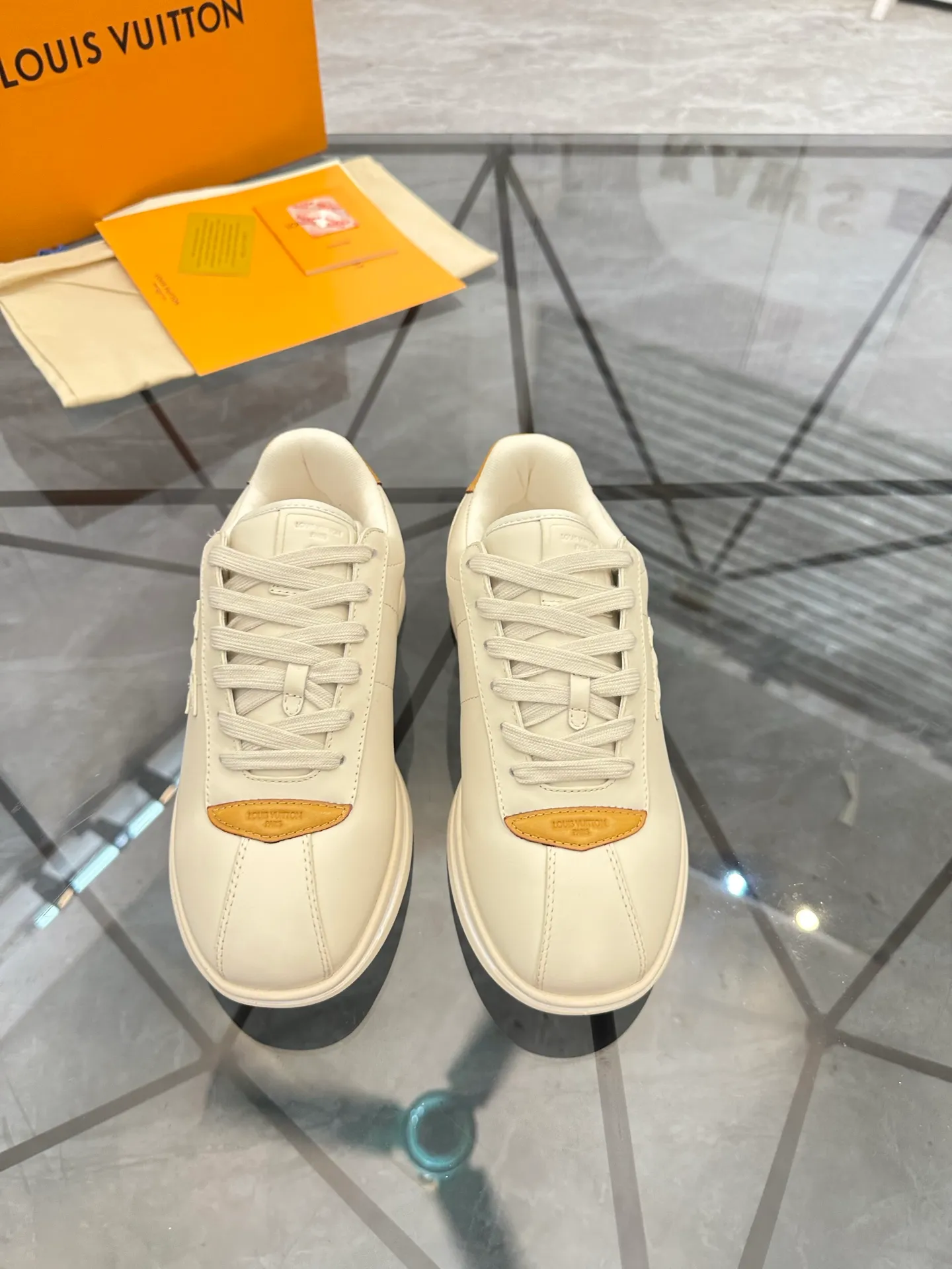 Men's shoes: 💰P700¥ Top quality Product trademark: LV* "Louis Vuitton*" low-top casual shoes Regular size: 35-45 (can be customized to 46) Couple style Product materials: Imported cowhide upper, breathable lining, original outsole. Number: two
